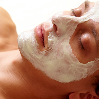 CBD-Öl und Honig, natürliche Hautpflege, Vorteile von CBD-Öl für die Haut, CBD-Gesichtsmaske, DIY Hautpflege