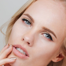 Anti-Aging Antioxidant
Cannabidiol (CBD) ist ein kraftvoller Anti-Aging Antioxidant von Mutter Natur, genauer gesagt aus der weiblichen Hanfpflanze. Freie Radikale entstehen durch Umwelteinflüsse und lassen die Haut altern, wenn sie nicht durch Antioxidantien daran gehindert werden. CBD verlangsamt die Hautalterung durch den alltäglichen oxidativen Stress. Entdecken Sie das Geheimnis strahlender, jugendlicher Haut mit Dr. Semoe's innovativer CBD-Kosmetik. Unsere Produkte sind Ihre Verbündeten im Kampf gegen
