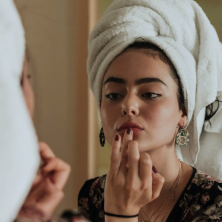 Ein Tropfen Dr. Semoe Premium CBD Öl auf den Lippen kann helfen, trockene und rissige Lippen geschmeidig und weich zu halten.