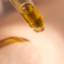 Bei Hautirritationen können Sie das Dr. Semoe Premium CBD Öl direkt auf diel betroffenen Stellen auftragen, um ein glattes Hautbild zu fördern. Dank der Pipette ist eine präzise Anwendung möglich.